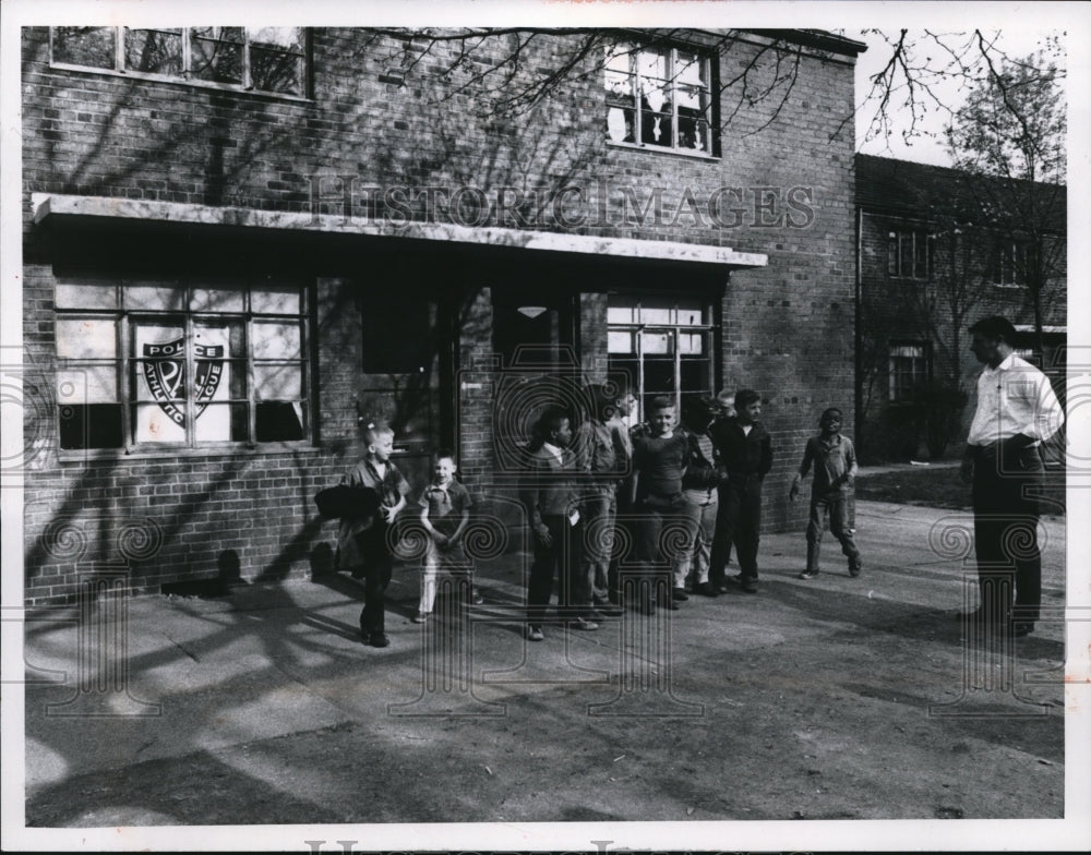 1968 Press Photo James Gilbride during the roll call at Valleyview Center