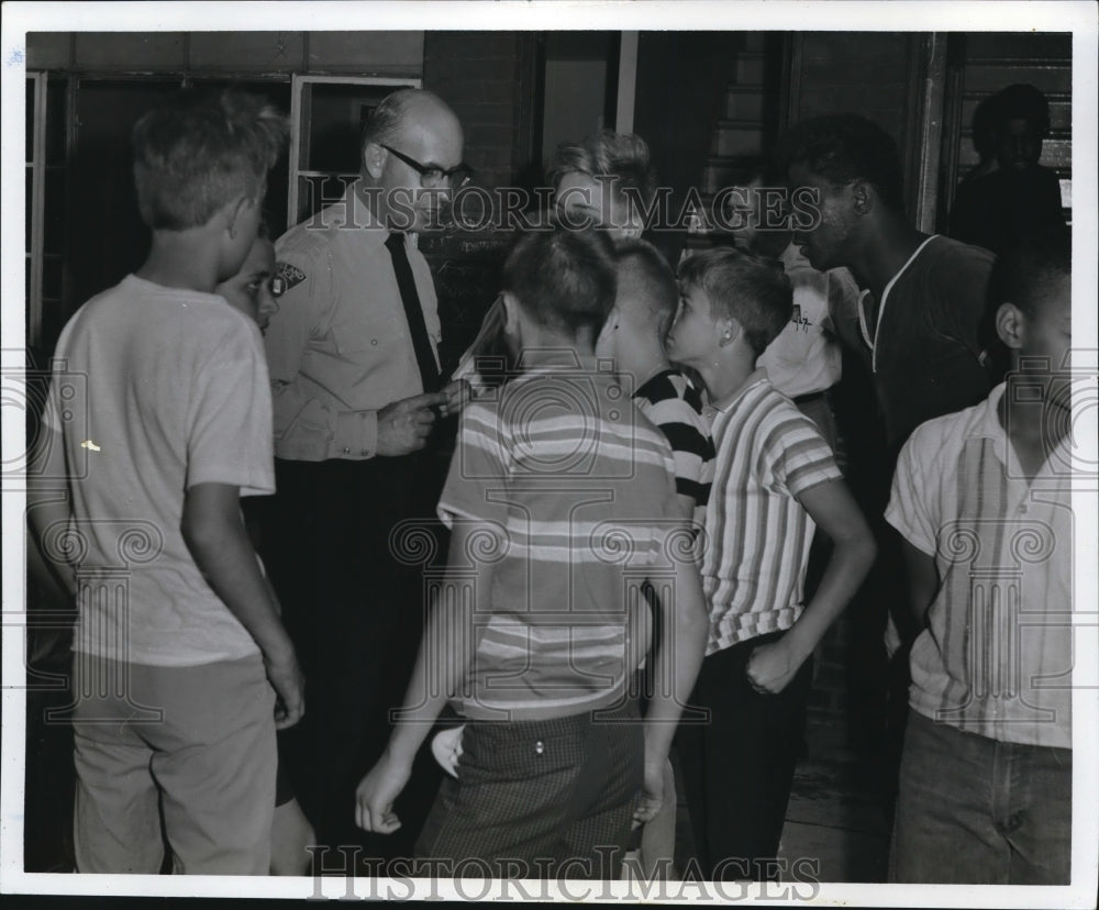 1967 Press Photo Patrol Dick Baranski at VAlley View with PAL Youngsters- Historic Images