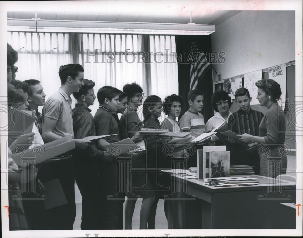 1962 Press Photo The clipping research are used as training project - cva74270- Historic Images