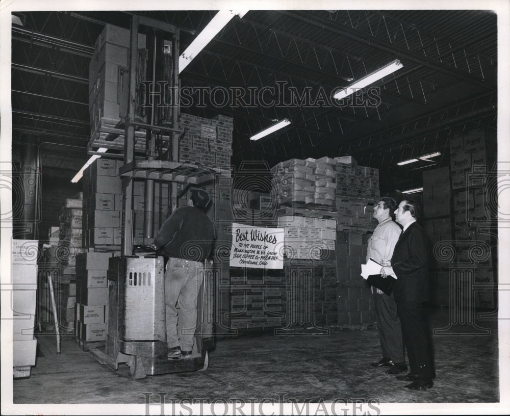 1968 Press Photo Cook Coffee Co. executive Morton Mendes with Sam Dato- Historic Images