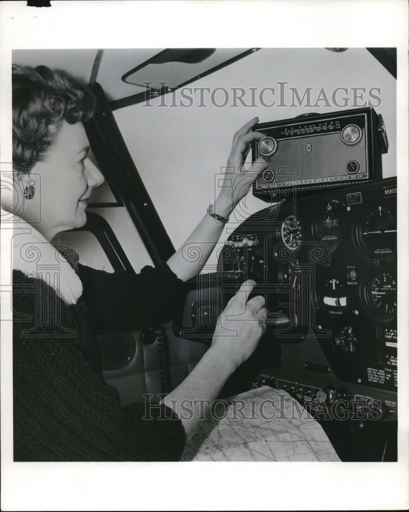 1961 Press Photo Three Bank All transistors boat Radio shown is from Zenith.- Historic Images