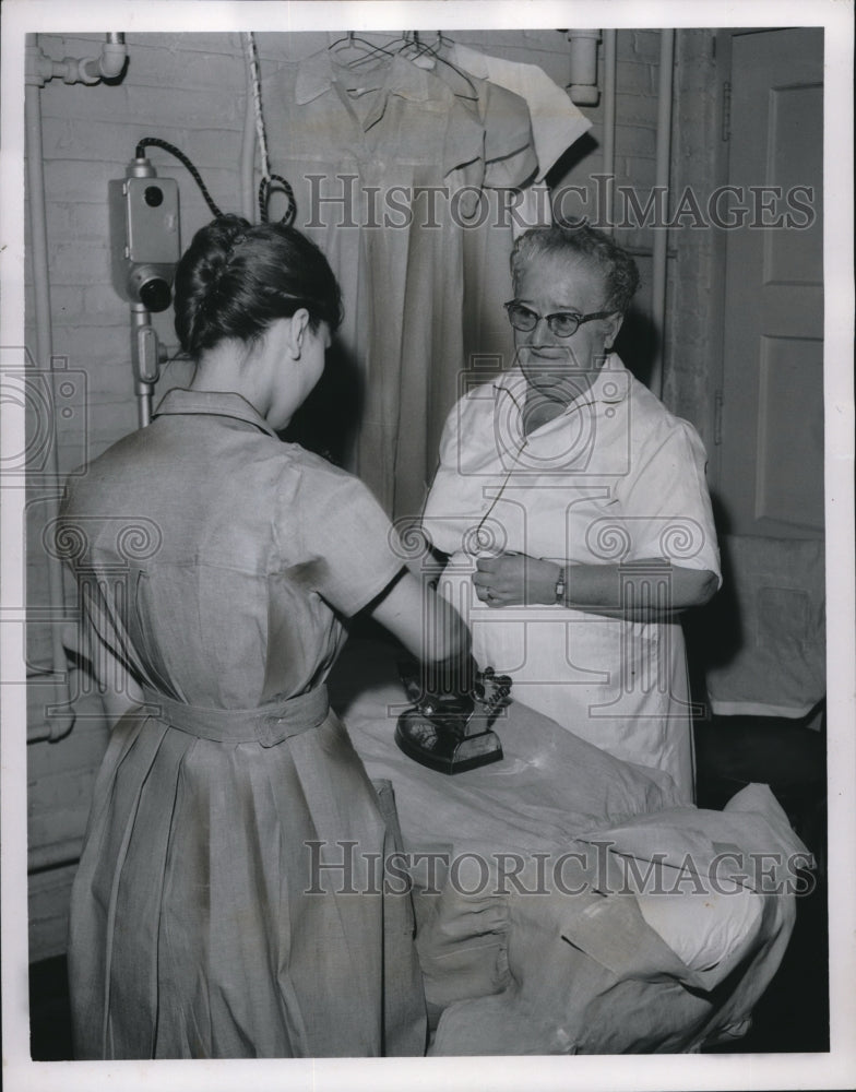 1961 Press Photo Helen &amp; Etola at Cleveland House of Correction Women&#39;s Building- Historic Images