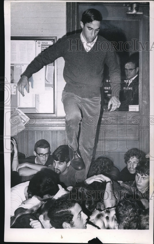1967 Press Photo Oberlin College student makes his way over their heads- Historic Images