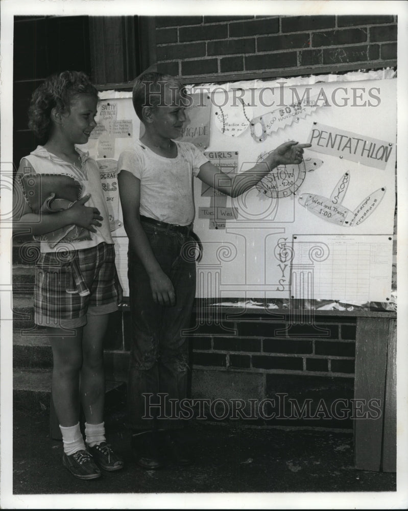 1964 Press Photo Diane Pierce and Earl Bateman hope to accumulate enough points- Historic Images