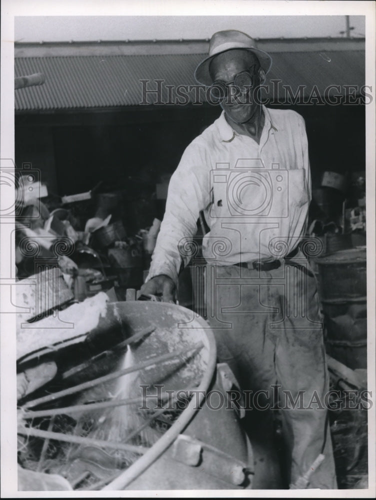 1966 Press Photo James Mitchell of Ohio on hot job- Historic Images