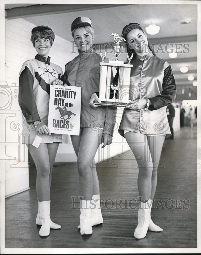 1967 Press Photo Sharon Oliver, Jaanne Kadger and Julie Ann Costal- Historic Images