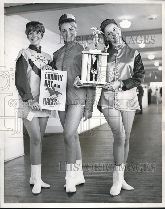 1967 Press Photo Sharon Oliver, Jaanne Kadger and Julie Ann Costal- Historic Images