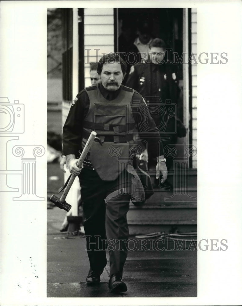 1986 Press Photo Cleveland SWAT Team member with the sledge hammer- Historic Images