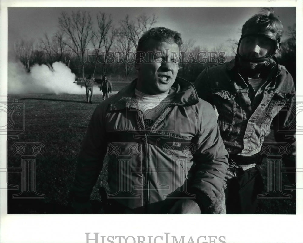 1990 Press Photo As part of a crowd control exercise, rookie Richard Paine - Historic Images