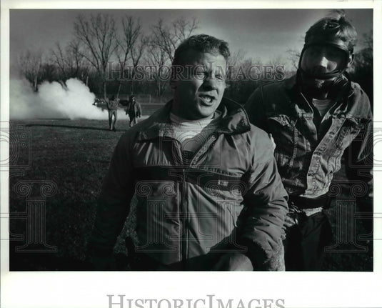 1990 Press Photo As part of a crowd control exercise, rookie Richard Paine - Historic Images