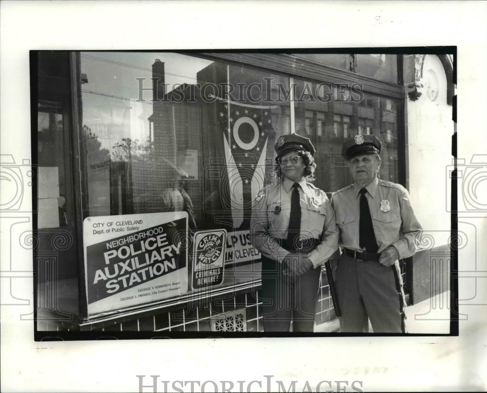 1990 Press Photo Senior Citizen police Volunteers, Gloria Stoner and Al Horacek- Historic Images