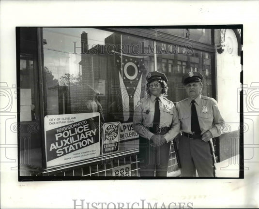 1990 Press Photo Senior Citizen police Volunteers, Gloria Stoner and Al Horacek- Historic Images