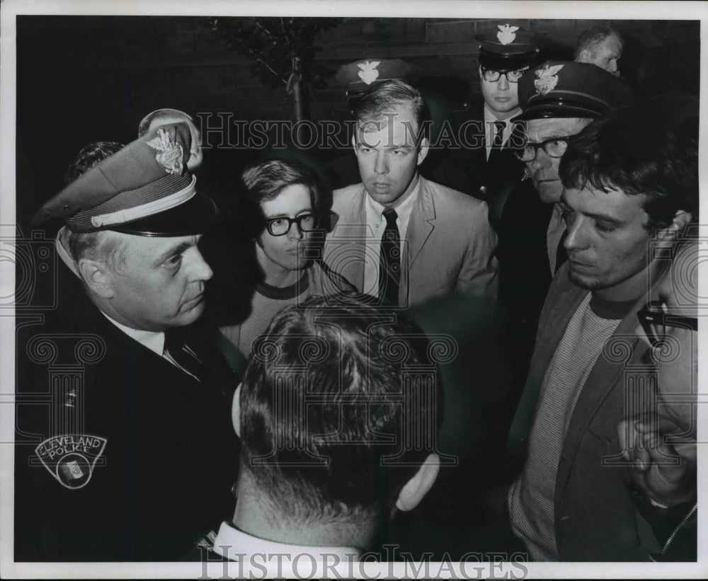 1969 Press Photo David A Simpson protesting at St John Cathedral - Historic Images