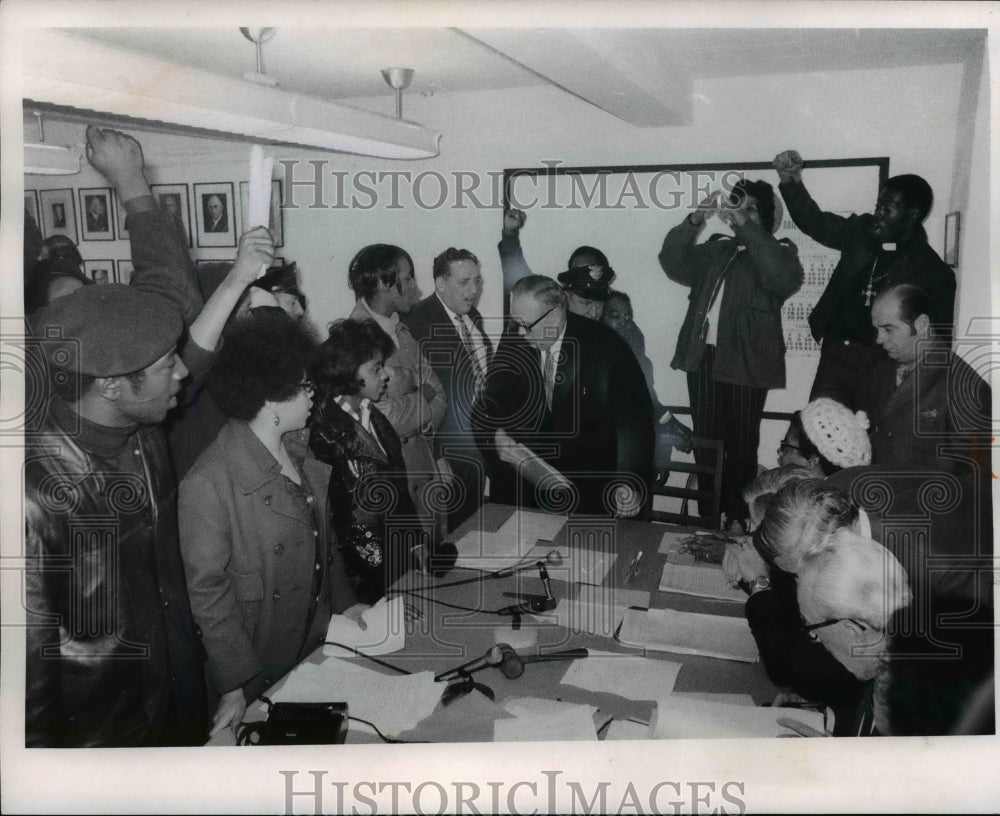 1971 Press Photo Robert Fitzgerald leaves board meeting after being surrounded- Historic Images