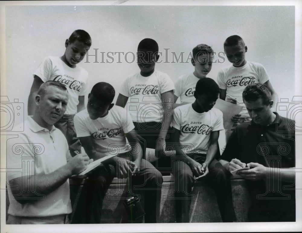 1966 Press Photo Coked Kids get Authographs  from Ralph Smith &amp; Gary Collins  - Historic Images