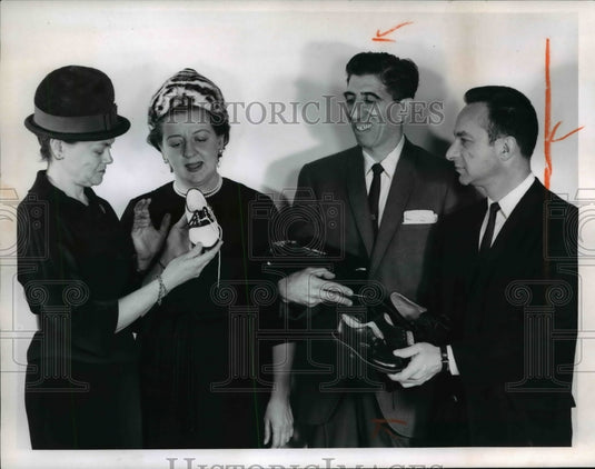 1965 Press Photo The Christ Child Society members with the shoes - Historic Images