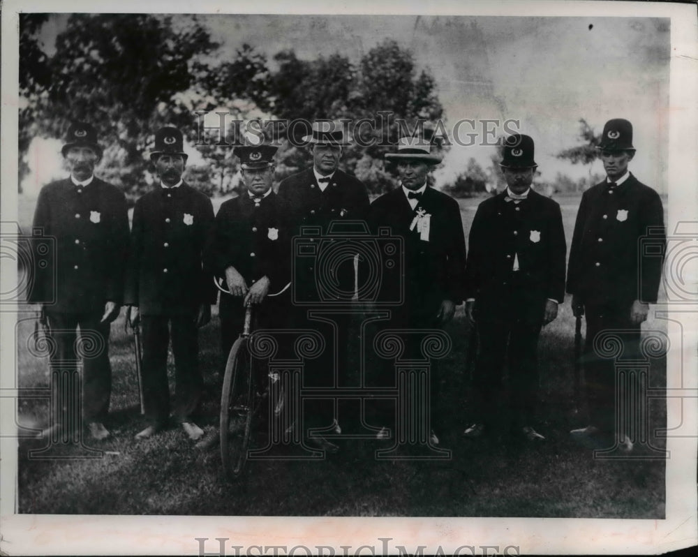 1959 Press Photo The Sparrow cops patrolled city parks with the bicycle- Historic Images