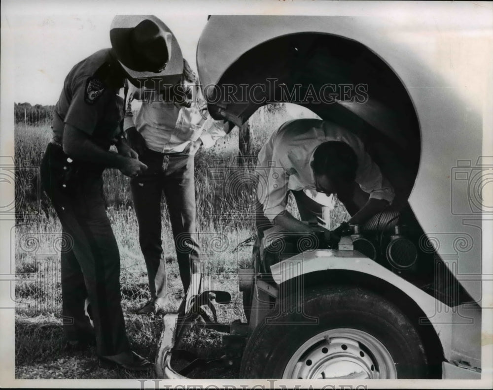 1967 Press Photo The State Highway Patrolmen make sure the vehicles are fit- Historic Images