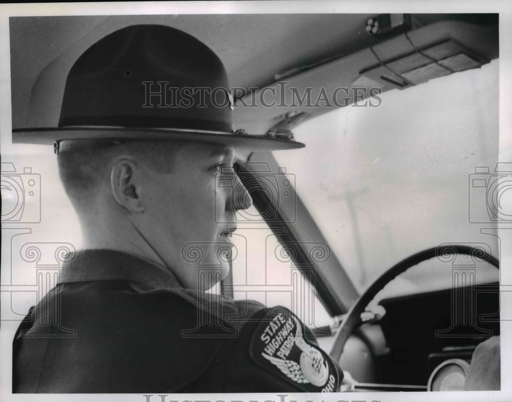 1966 Press Photo Patrolman Starcher was ready to move against a speeder- Historic Images