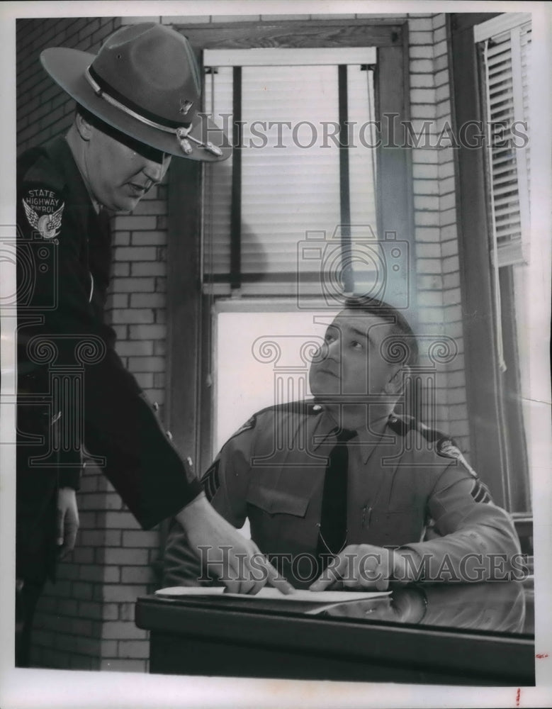 1966 Press Photo Ptl.Starcher discuss highway accident report at Cricleville.- Historic Images