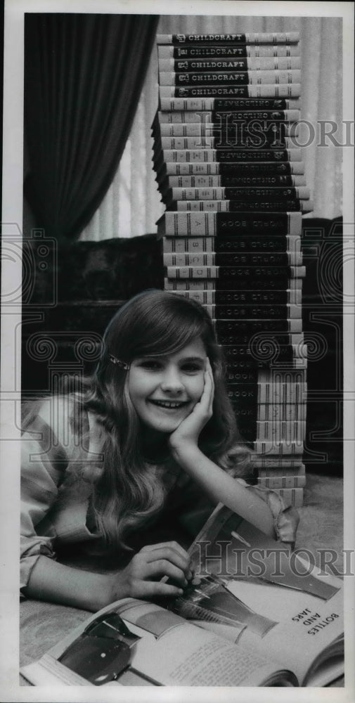 1969 Press Photo Roberta Covin with the Child Craft Books- Historic Images