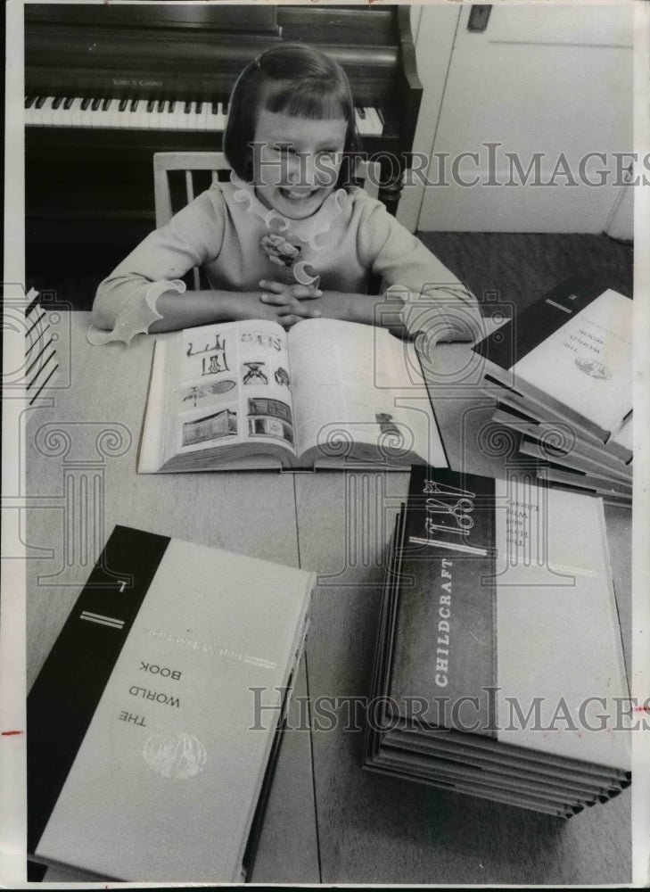 1969 Press Photo Susan Marshalko Reading the World Book- Historic Images