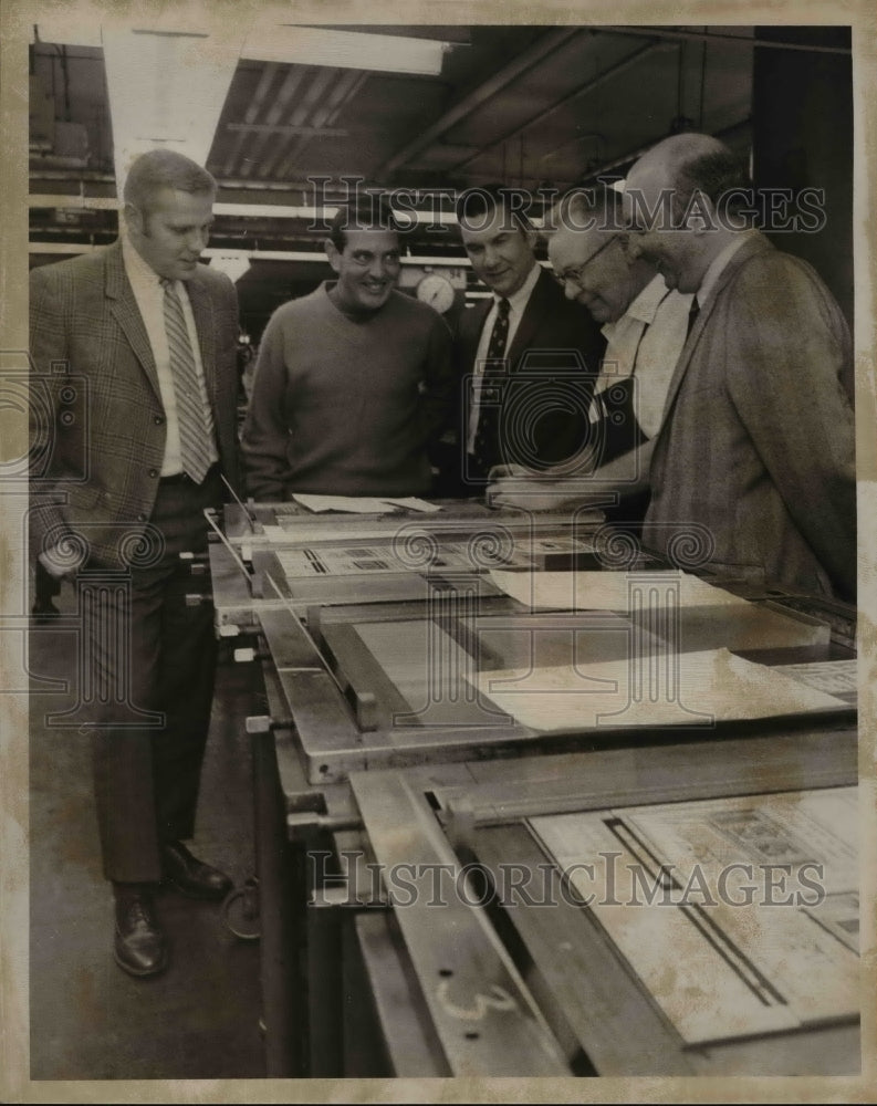 1969 Press Photo Gordon Alexander w/ members of the Lake Erie Marine Trades Asoc- Historic Images