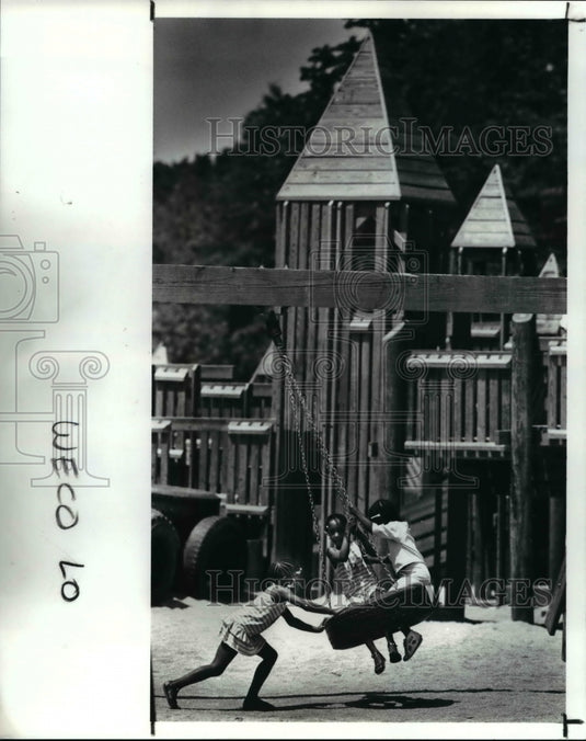 1989 Press Photo Sisters playing on the swing at Kingsbury Park- Historic Images