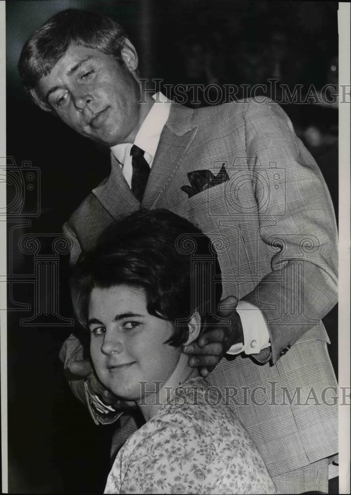 1967 Press Photo Kathy Kmetz, Great Ave, Maple Hts. Bill Harwood, hair dresser- Historic Images