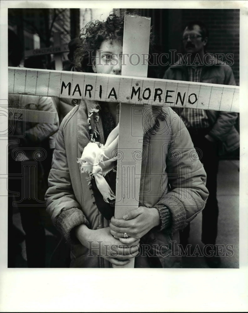 1986 Press Photo Barbara Evans carries one of six crosses down E. 9th street- Historic Images