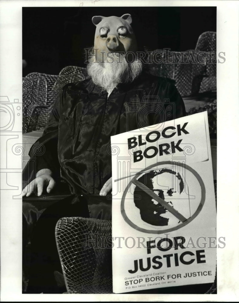 1987 Press Photo Daniel Thompson of Poetsbank, dressed himself as Bork Justice- Historic Images