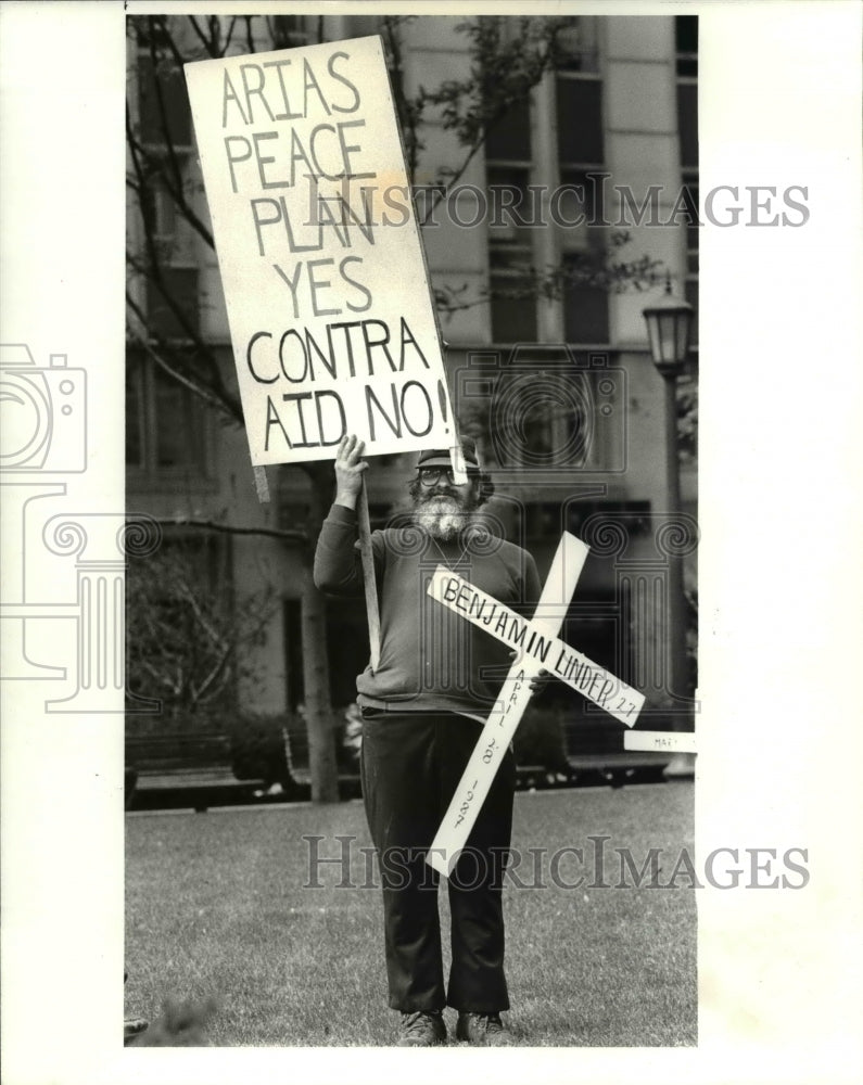 1987 Press Photo Rory O&#39;Donnell protesting to Aid the Contras on Public Square - Historic Images