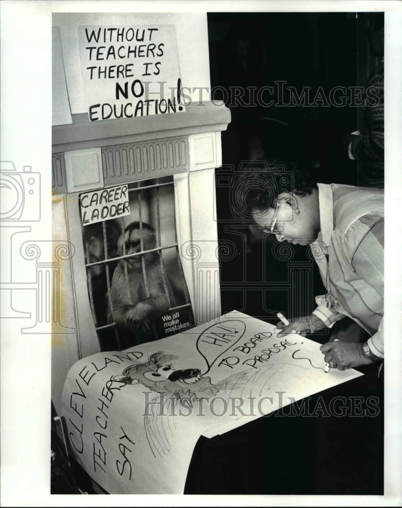 1988 Press Photo Joyce Wagoner draws sign of protest against Union Officials - Historic Images