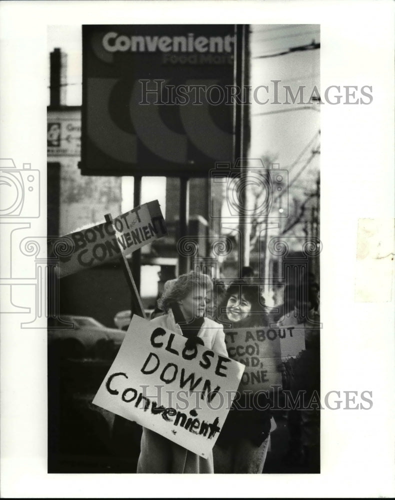 1989 Press Photo Predawn picket call for the closing of the convenient store- Historic Images