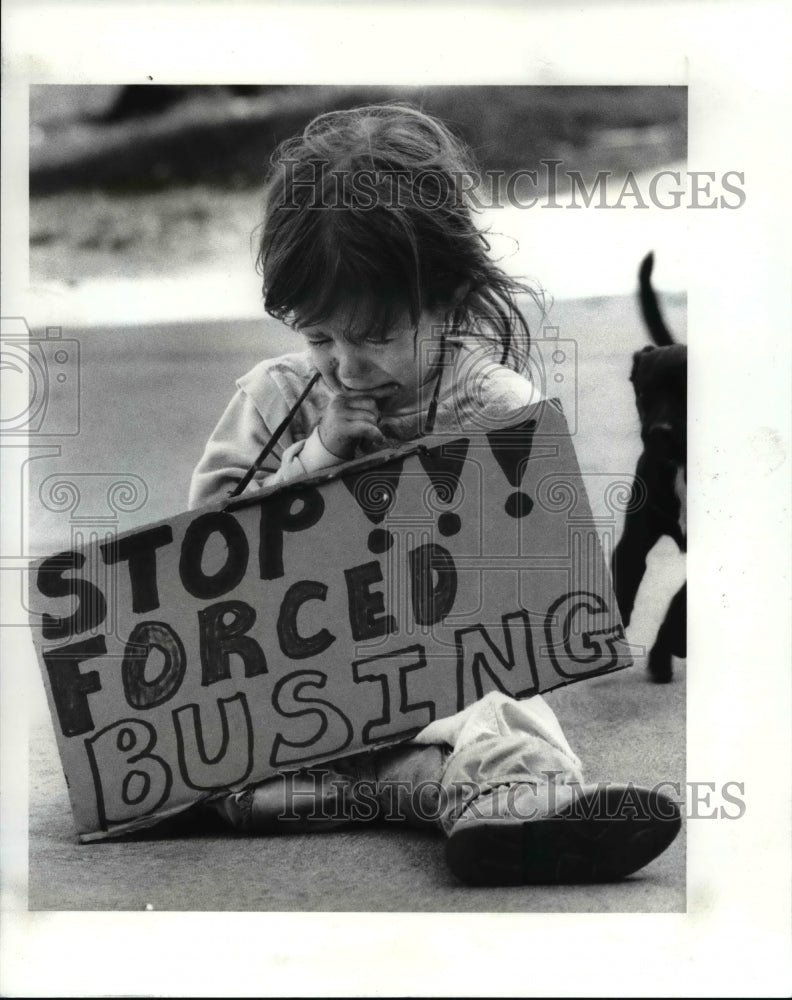 1989 Press Photo Neva Phillips while picketing with her mom Teresa- Historic Images