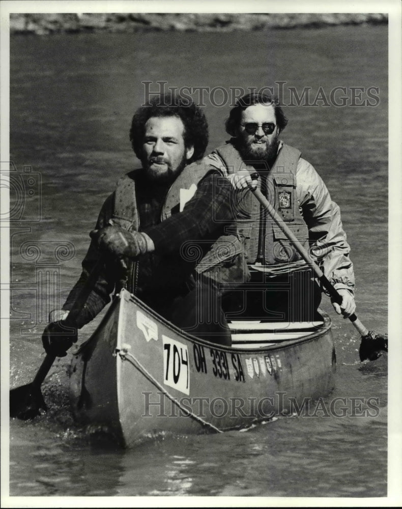 1980 Press Photo Noon Washner and Kevin Dolan during the Mad Hater Canoe Race- Historic Images