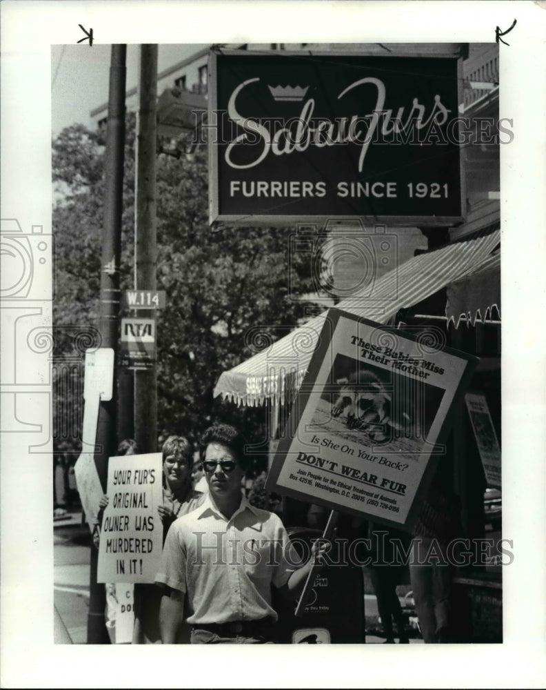 1986 Press Photo Demonstrators from The Ethical Treatment of Animals demonstrate- Historic Images