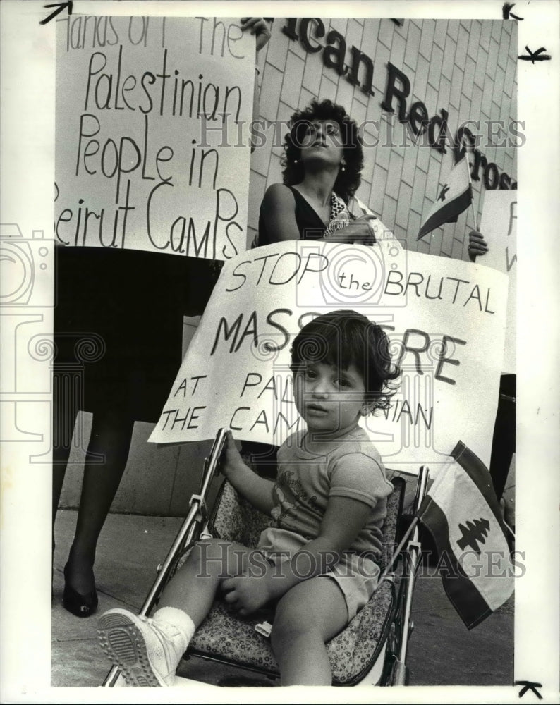 1985 Press Photo Theresa Eadeh protest in front of Red Cross headquarters- Historic Images