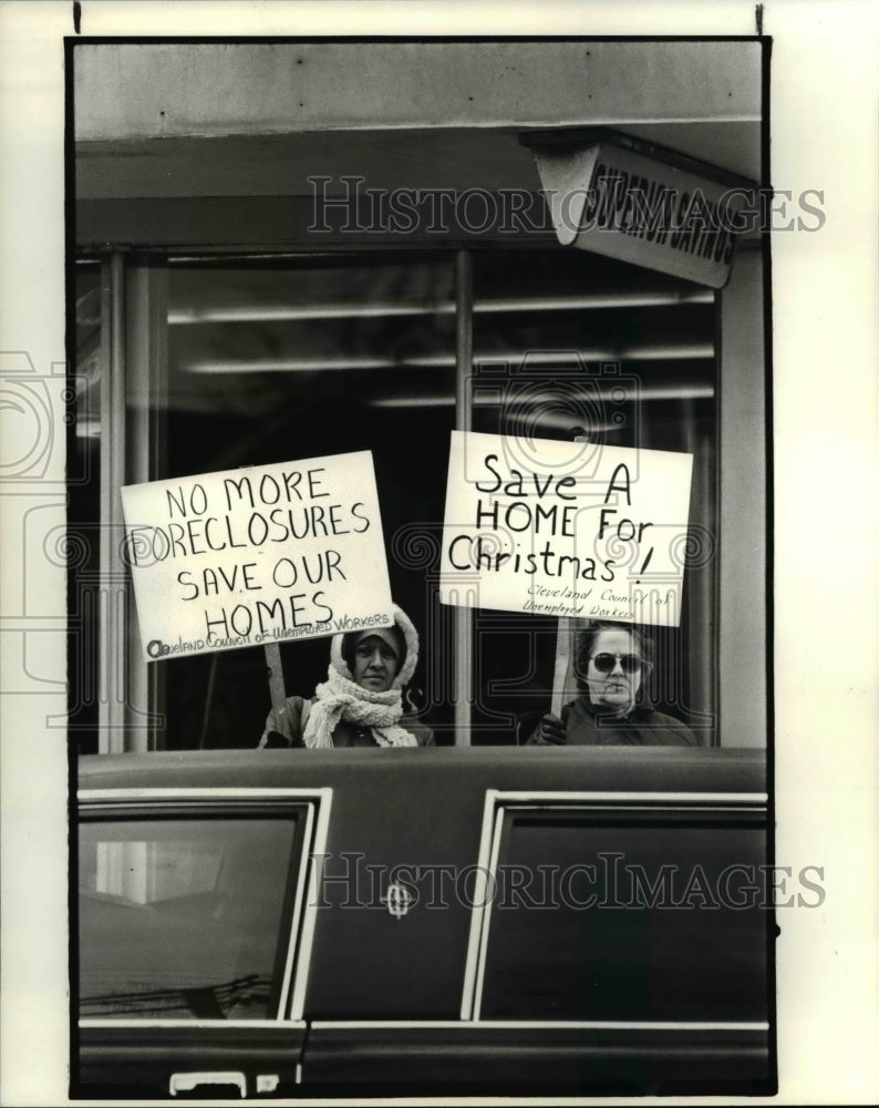 1984 Press Photo The CCUW protest at Superior savings in Euclid- Historic Images