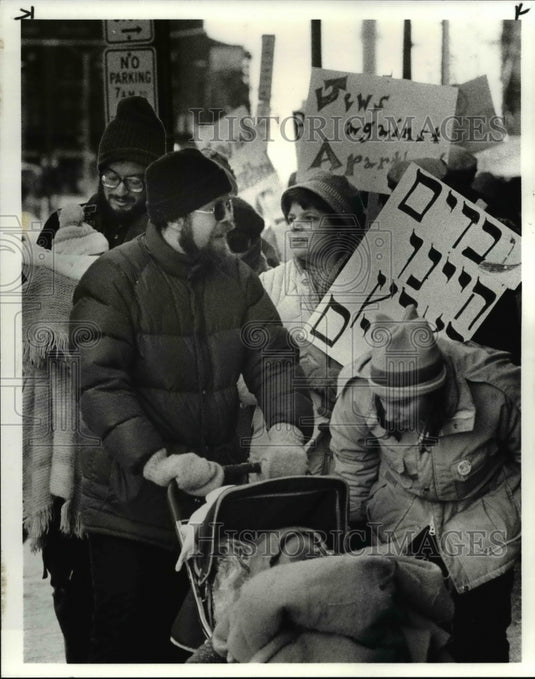 1984 Press Photo Jews during a demonstration in front of South African consulate- Historic Images