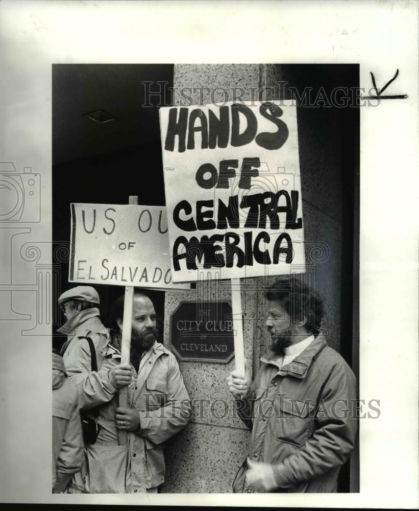 1984 Press Photo The City Club pickets Steve Cagan of Cleveland Central America- Historic Images