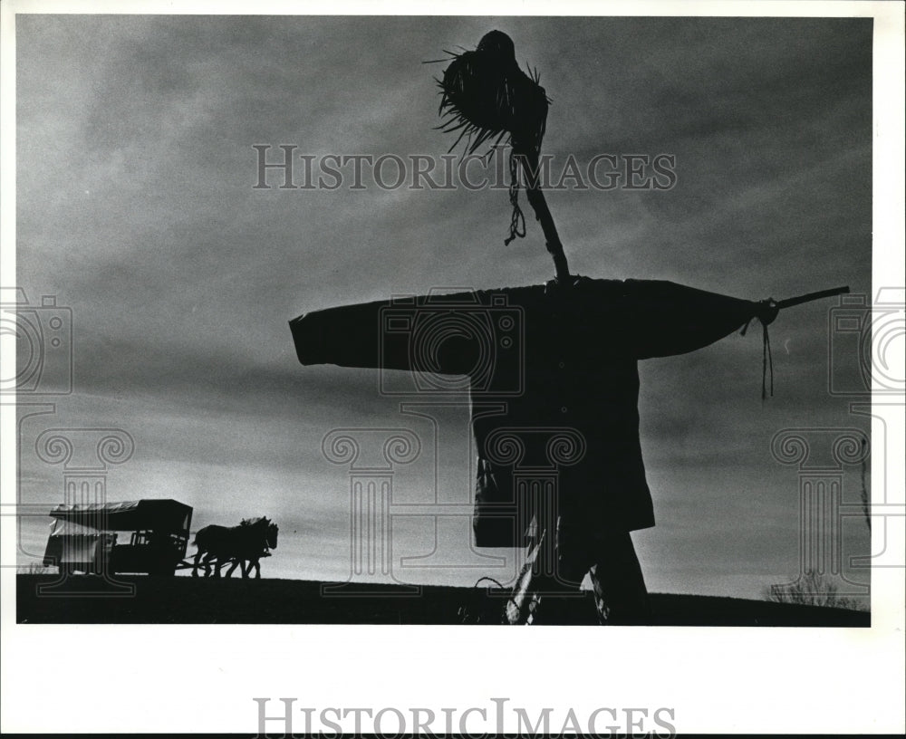 1990 Press Photo Belgian Draft Horses pull a wagon past a scarecrow at the - Historic Images