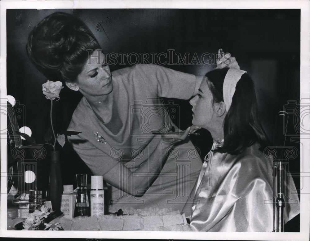 1967 Press Photo Beauty Clinic on Cleveland Plain Dealer Promotion. - Historic Images