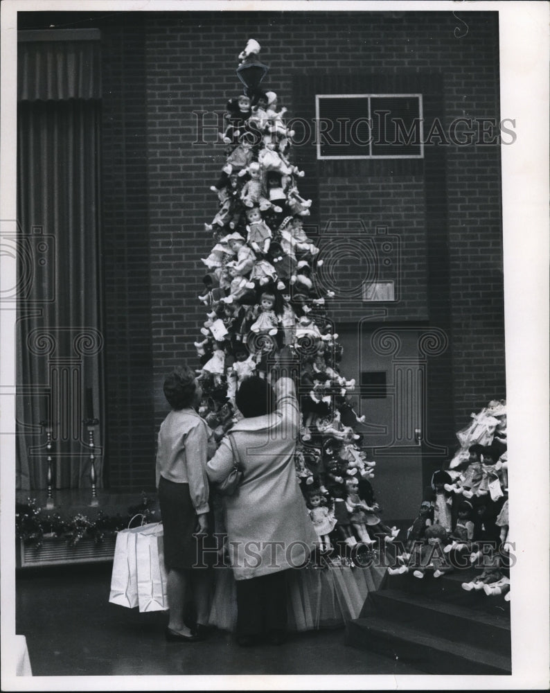 1970 Press Photo A Volunteer Helps a Mother Select  Doll from the Christmas Tree- Historic Images