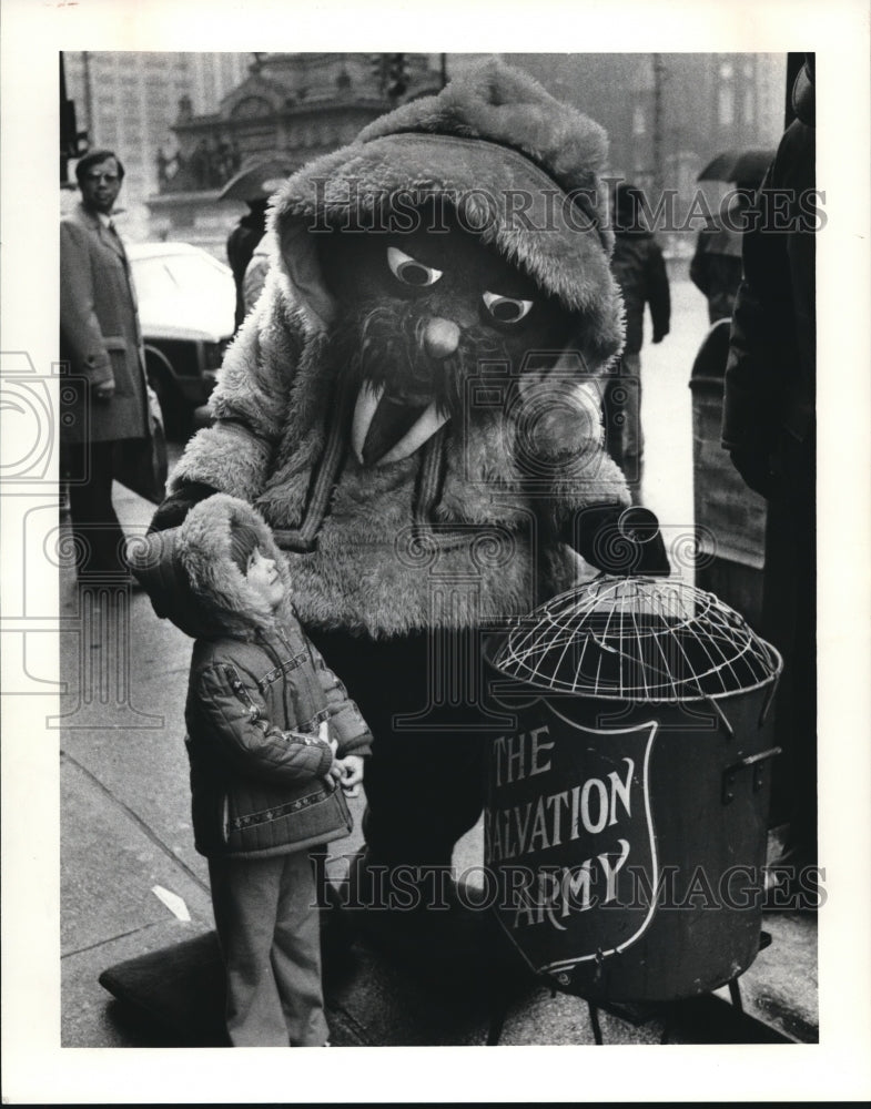 1979 Press Photo Jennifer Walsh Says Hello to Wally Walkus - cva76880- Historic Images