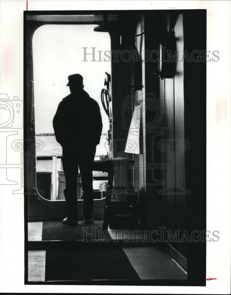 1991 Press Photo Ordinary Seaman David Grading in doorway looking Lake Erie- Historic Images