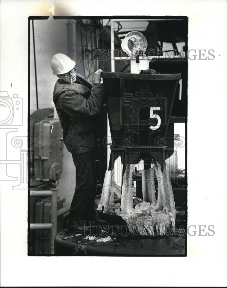 1982 Press Photo Woody Singer dismantles lantern buoy#5 at Buoy tender Mariposa- Historic Images