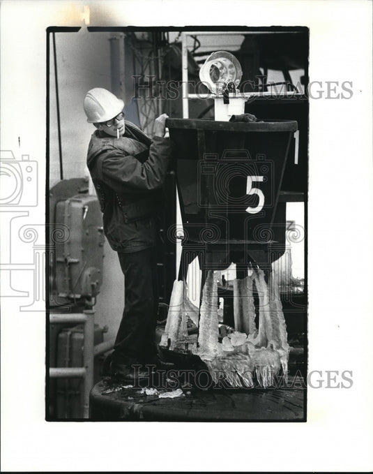 1982 Press Photo Woody Singer dismantles lantern buoy