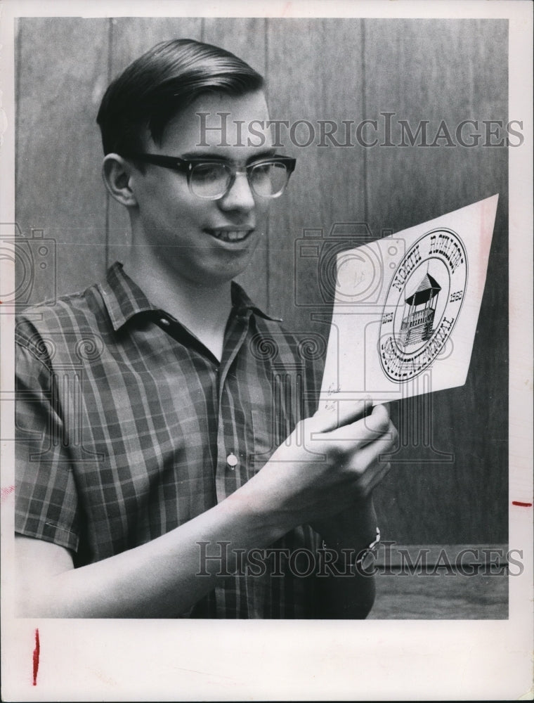 1968 Press Photo Ronald Kurtz,awarded savings bond by North Royalton Mayor- Historic Images