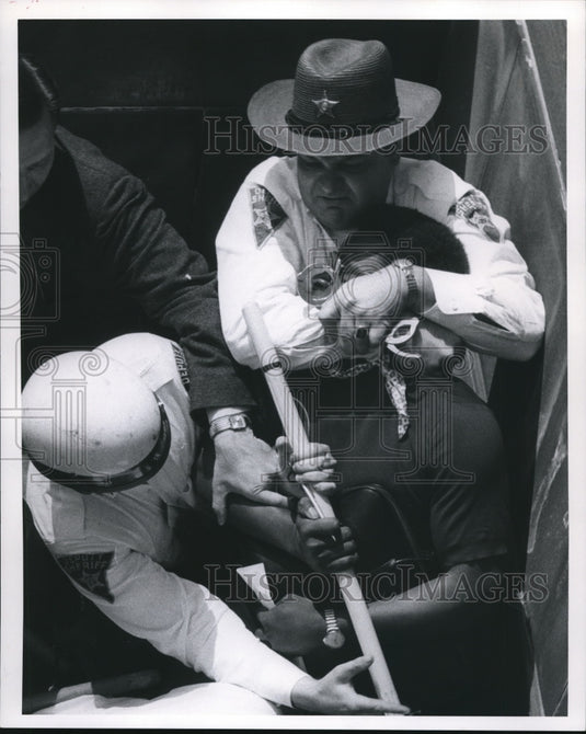 1969 Press Photo Othello Mahone, 21 of Washington & deputies - Historic Images